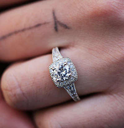 Anillo de Compromiso Clásico con Circonita de Cuatro Puntas - Joyería Elegante para Mujer - Image 2
