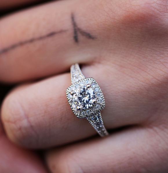 Anillo de Compromiso Clásico con Circonita de Cuatro Puntas - Joyería Elegante para Mujer