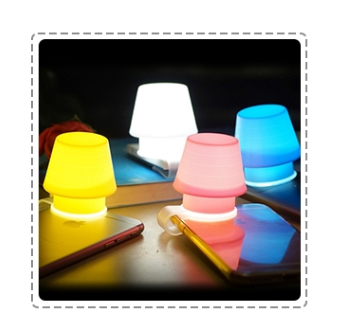 Soporte para Teléfono con Luz Nocturna de Silicona - Diseño Adorable