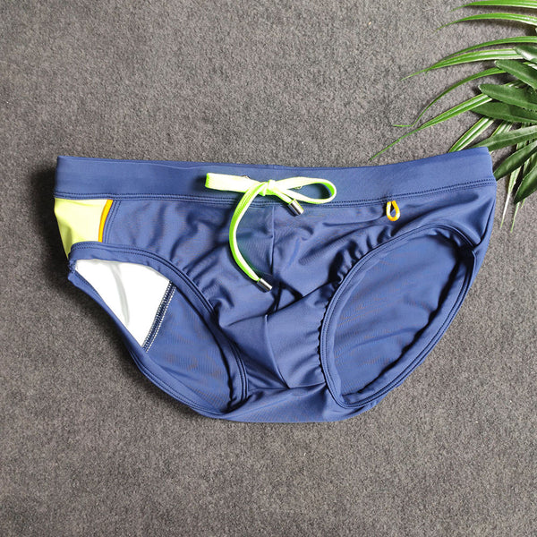 Bañador Triángulo Clásico en Nylon Resistente
