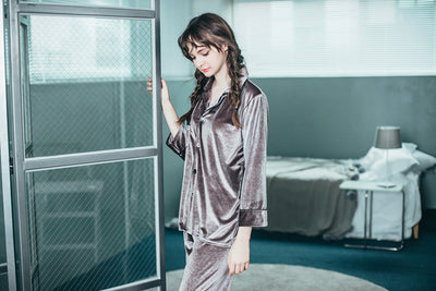Pijama de Pareja en Terciopelo Dorado con Manga Larga - Image 3