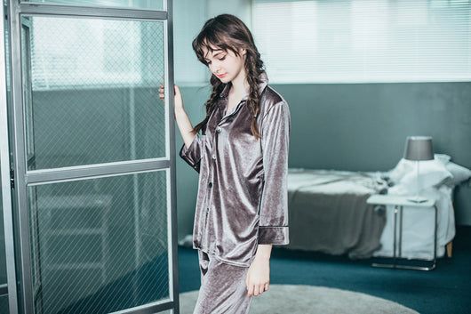 Pijama de Pareja en Terciopelo Dorado con Manga Larga - Image 3