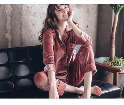 Pijama de Pareja en Terciopelo Dorado con Manga Larga - Image 2