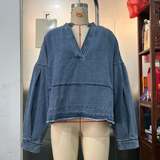 Blusa Denim Holgada de Cuello V y Manga Larga Versátil - Image 8