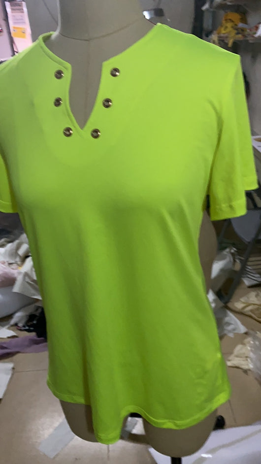 Playera Ajustada Escote V para Mujer - Diseño Sexy y Moderno - Image 3