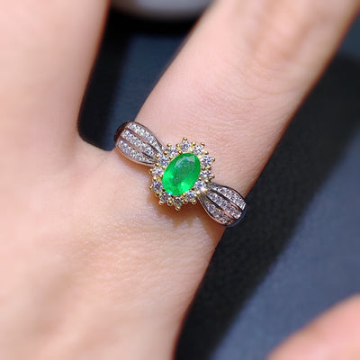 Anillo de Esmeralda Natural con Elegancia Femenina - Image 2