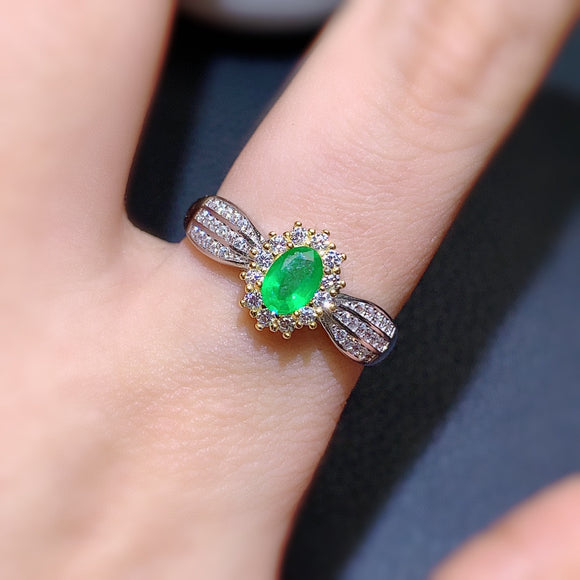 Anillo de Esmeralda Natural con Elegancia Femenina