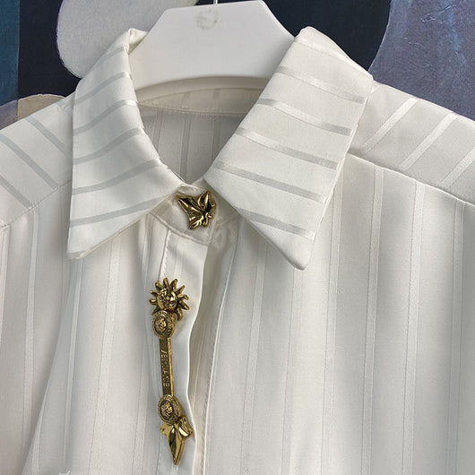 Blusa Blanca con Rayas y Logo Dorado en Acetato Imitación - Image 16