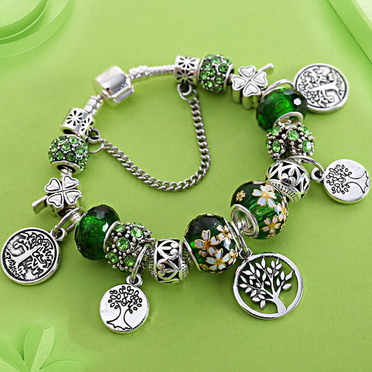 Pulsera de flores con hojas pintadas