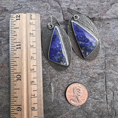 Aretes Triángulo Geométrico Azul Marino en Esmalte - Image 4