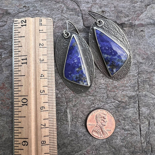 Aretes Triángulo Geométrico Azul Marino en Esmalte - Image 4