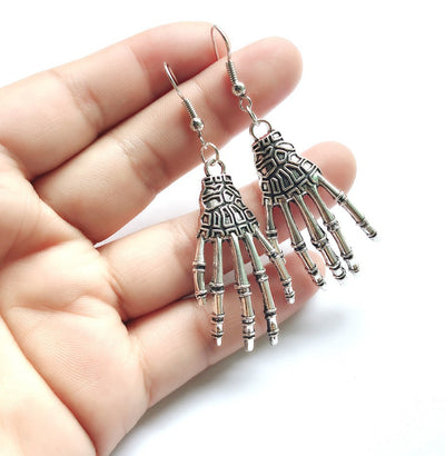 Aretes Vintage Calavera Esqueleto con Manos Talladas para Halloween - Image 8