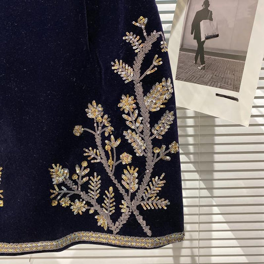 Traje de Terciopelo con Bordado de Lentejuelas y Hojas - Image 2