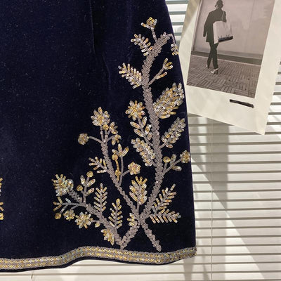 Traje de Terciopelo con Bordado de Lentejuelas y Hojas - Image 2