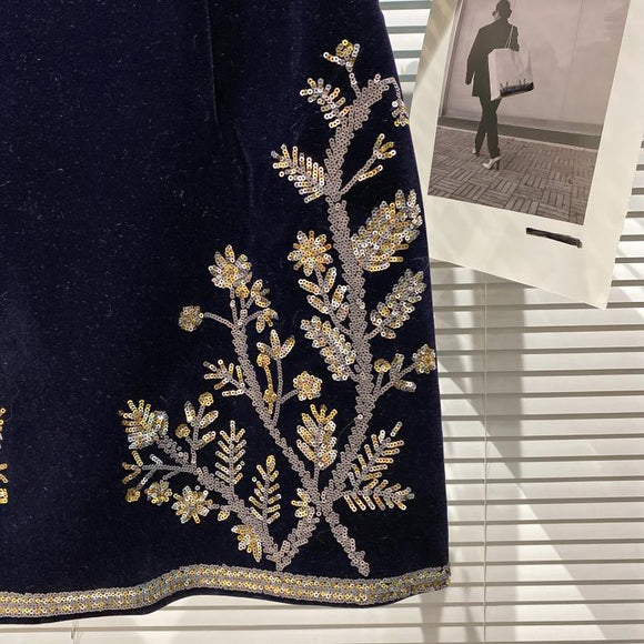 Traje de Veludo com Bordado de Lantejoulas e Folhas