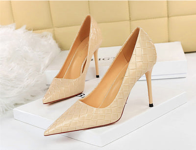 Zapato de Tacón Alto Fino en Cuero Brillante con Patrón Tejido y Punta Afilada - Image 8
