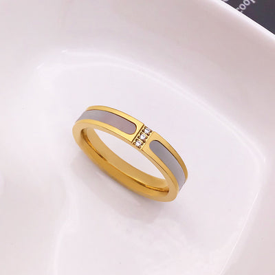 Anillo de Concha con Tres Diamantes Incrustados - Image 6