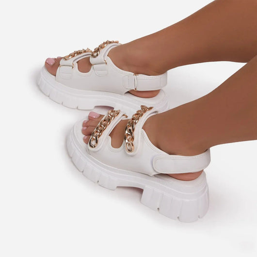 Sandalias Plataforma con Detalles Metálicos - Image 10