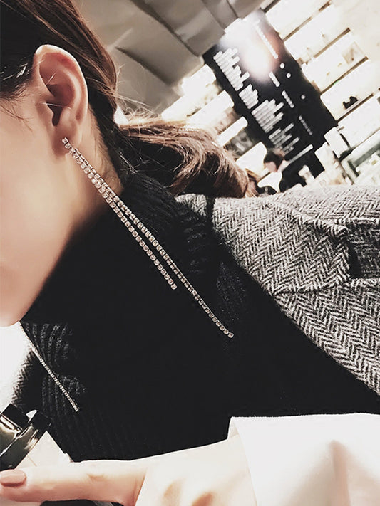Aretes largos de aguja plateada con borlas elegantes