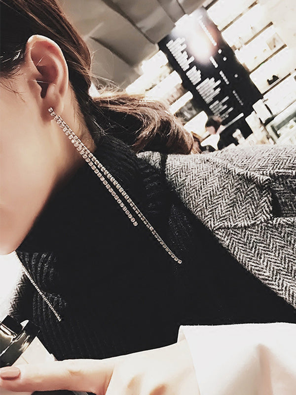 Aretes largos de aguja plateada con borlas elegantes