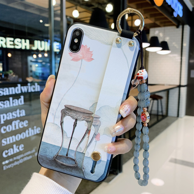 Funda para iPhone con Correa de Muñeca y Diseño de Rosas - Image 3