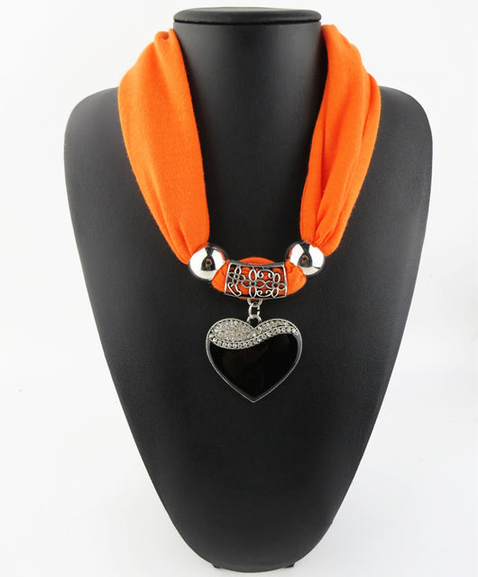 Pañuelo Elegante con Dije de Corazón para Mujer - Image 11