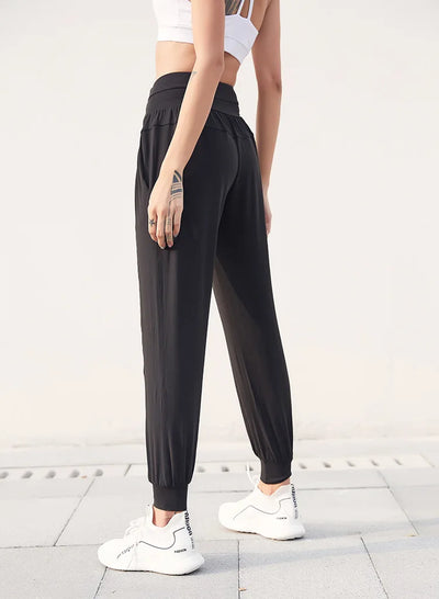 Pantalones deportivos con cintura ajustable y lettering - Image 14