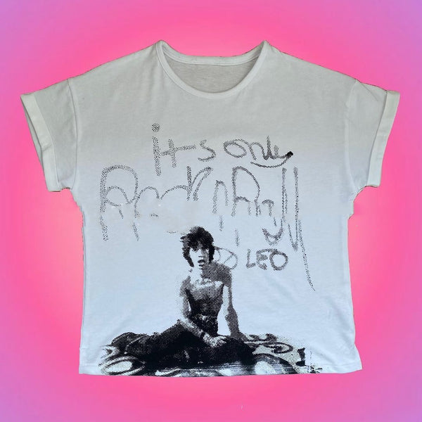 Playera Base Cuello Redondo con Estampado de Retrato Europeo Americano