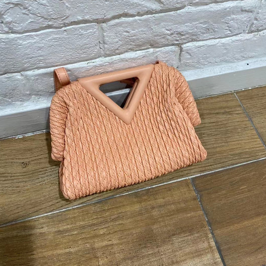 Bolso de Cuero Triangular Invertido con Bordado y Textura Craquelada - Image 7