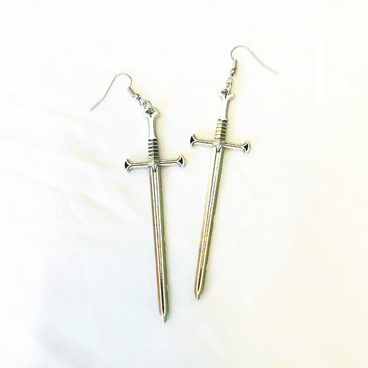 Aretes Góticos de Bronce con Diseño de Espada - Accesorios de Moda Alternativa - Image 9