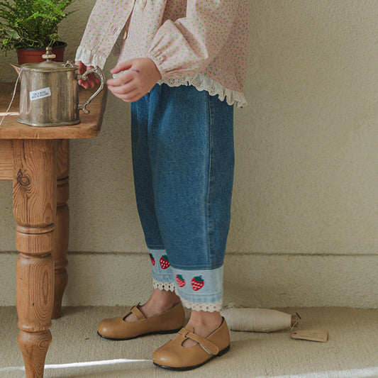 Jeans Casuales con Bordado de Fresa y Encaje - Image 2