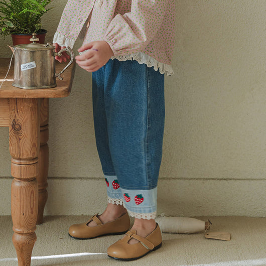 Jeans Casuales con Bordado de Fresa y Encaje - Image 2