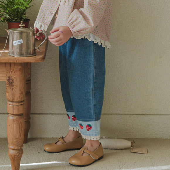 Jeans Casuales con Bordado de Fresa y Encaje