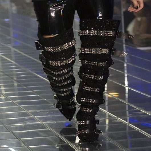 Bota Over The Knee con Tachas Metálicas y Detalles de Calavera - Image 9