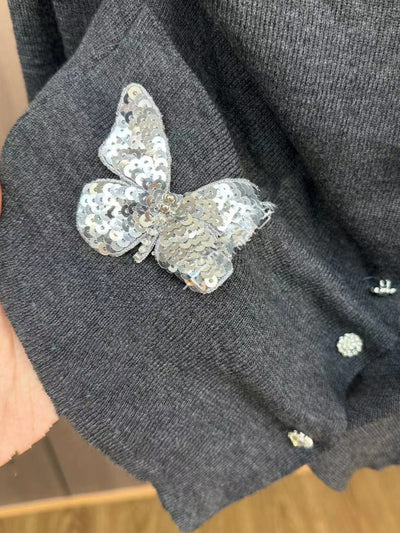 Cardigan de Lana Ajustado con Hebilla de Diamantes y Pliegues Elegantes - Image 4