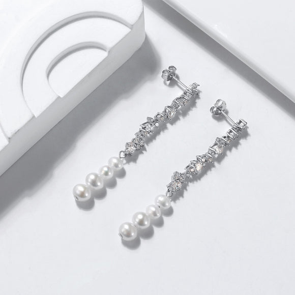 Aretes de Perla Brillante con Borla y Circonita Incrustada