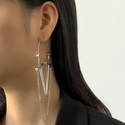 Aretes Largos de Espada Exagerada con Borla Elegante