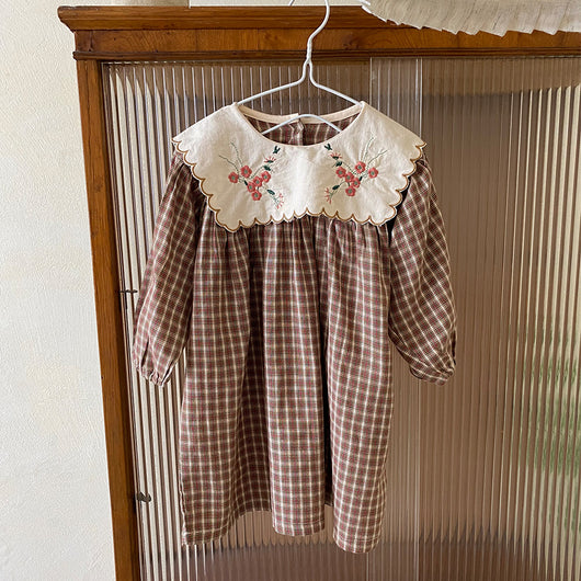 Vestido Infantil Estilo Occidental con Cuello Ancho y Flores Bordadas - Image 16