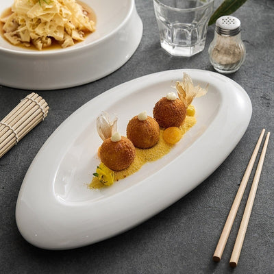 Plato de Cerámica Blanca con Diseño Irregular