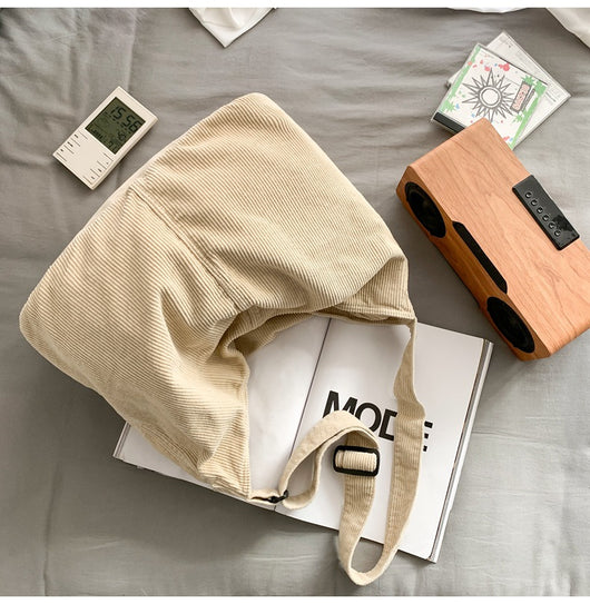 Bolsa Bandolera de Pana Espaciosa Minimalista y Casual - Image 25