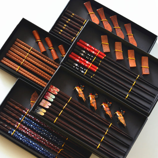 Set de 4 Pares de Palillos de Madera con Soporte y Caja de Regalo - Image 3