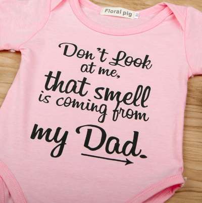 Pijama Divertido para Bebé - Diseño Humorístico 'Ese Olor Viene de Papá' - Image 2