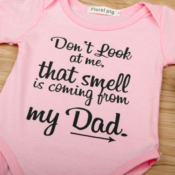 Pijama Divertida para Bebê - Desenho Humorístico 'Esse Cheiro Vem do Papai'