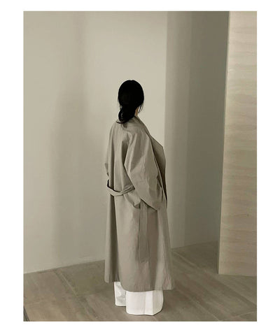 Gabardina Larga de Cuello Alto con Diseño Versátil y Elegancia Contemporánea - Image 11