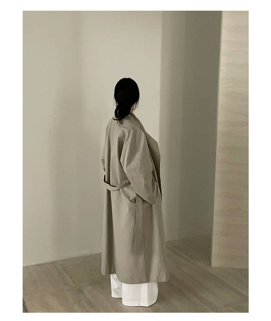 Gabardina Larga de Cuello Alto con Diseño Versátil y Elegancia Contemporánea - Image 11