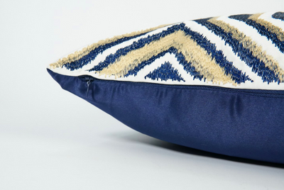 Almohada Azul Oscuro con Diseño Arqueado - Image 3