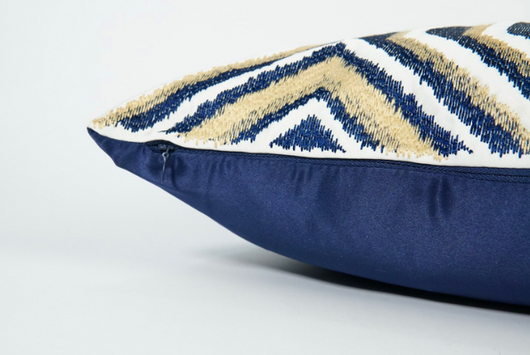 Almohada Azul Oscuro con Diseño Arqueado - Image 3