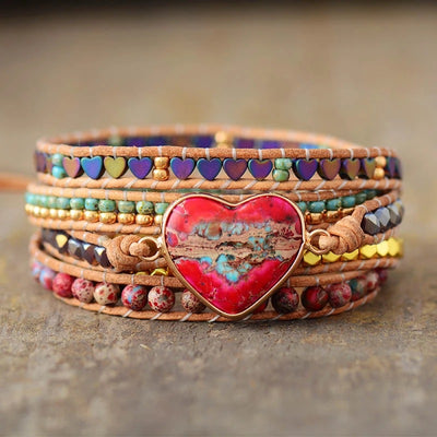 Pulsera Étnica Multicapa de Piedras Naturales con Trenzado y Detalles de Amor