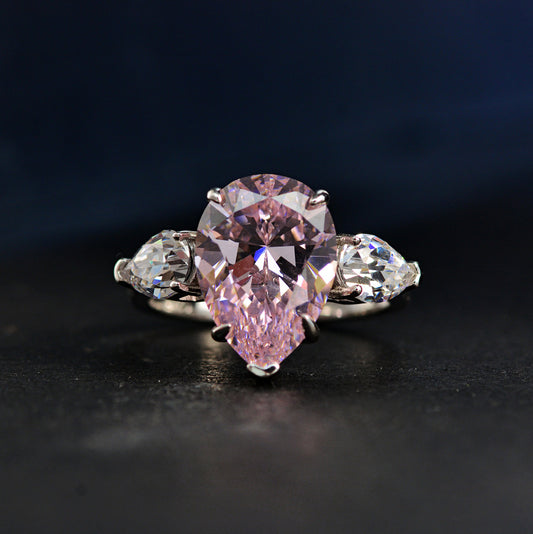 Anillo de Oro Blanco con Diamante de Alto Carbono 10 Quilates Diseño Gota