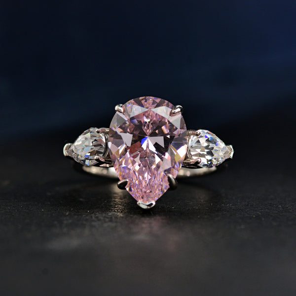Anillo de Oro Blanco con Diamante de Alto Carbono 10 Quilates Diseño Gota